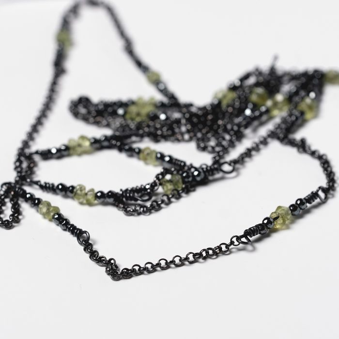 kæde med peridot perler
