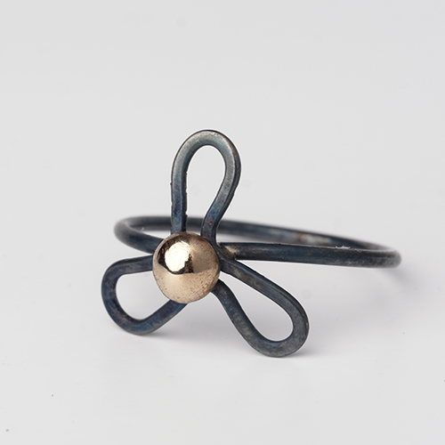 oxideret ring med guldkugle