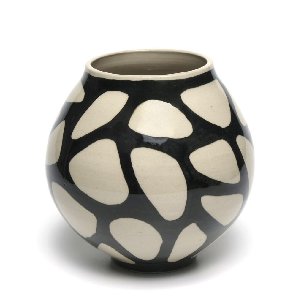 vase med sort mønster